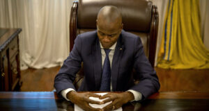 Jovenel Moïse assis dans son bureau au Palais National d'Haïti.